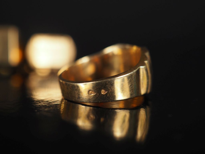 Ensemble de 16 chevalières en or 750 Poids : 112 g   