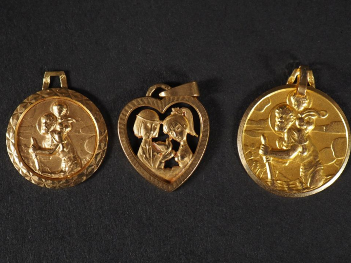 3 médailles en or 750 Poids : 7,60 g   