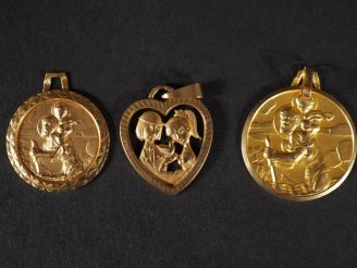 Vente aux enchères 3 médailles en or 750 Poids : 7,60 g   