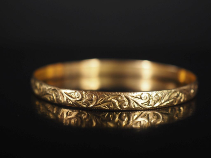 Bracelet en or gravé 750, à décor de feuillage Poids : 12 g   