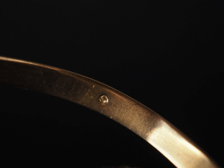 Bracelet en or gravé 750, à décor de feuillage Poids : 12 g   