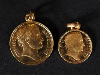 Vente aux enchères 2 médailles en or 750 "profil de Napoléon Ier"  Poids : 3,70 g   