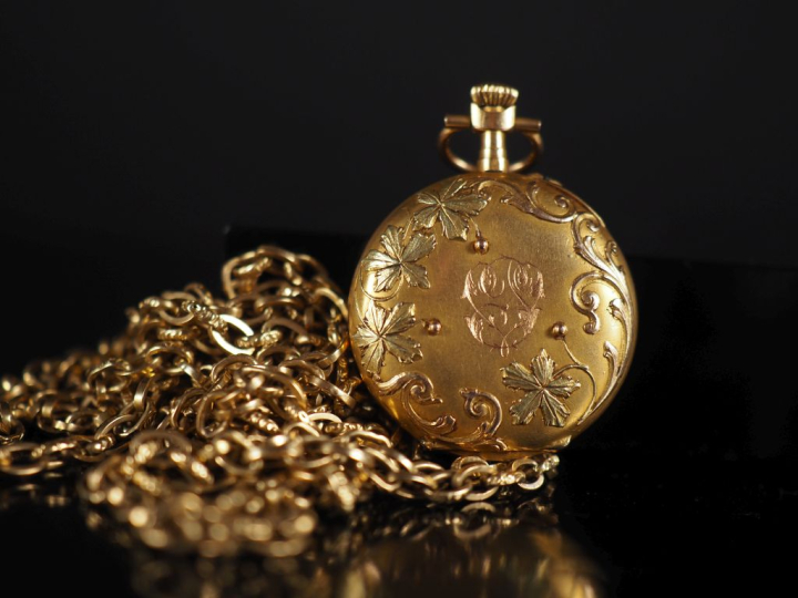 Très grand sautoir en or 750 avec montre de col de style Louis XVI  Lo