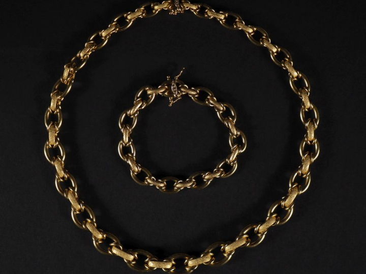 Parure en or 750 comprenant un collier et un bracelet Poids : 50,70 g 