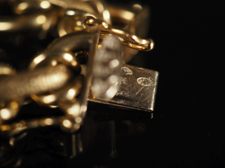 Parure en or 750 comprenant un collier et un bracelet Poids : 50,70 g 