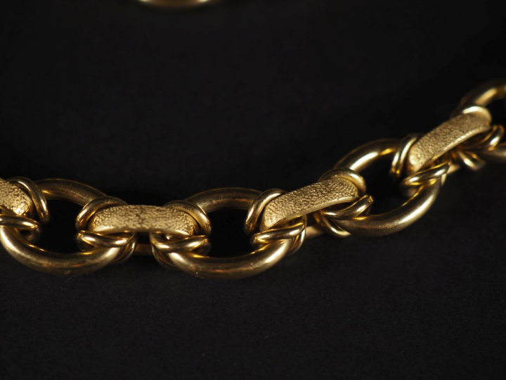 Parure en or 750 comprenant un collier et un bracelet Poids : 50,70 g 