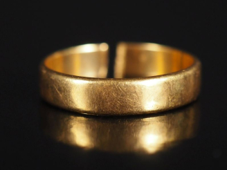 Vente aux enchères Alliance en or 750  Poids : 4,80 g (coupée)   