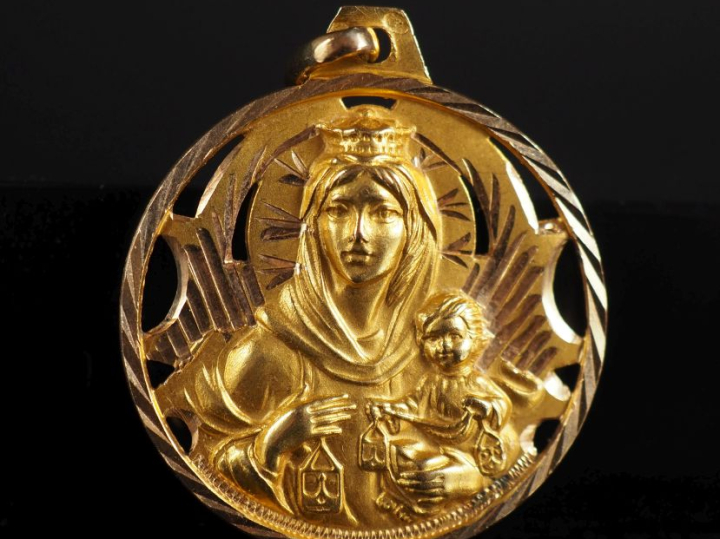 Médaille double face en or 750 gravé et ajouré Poids : 5,20 g   