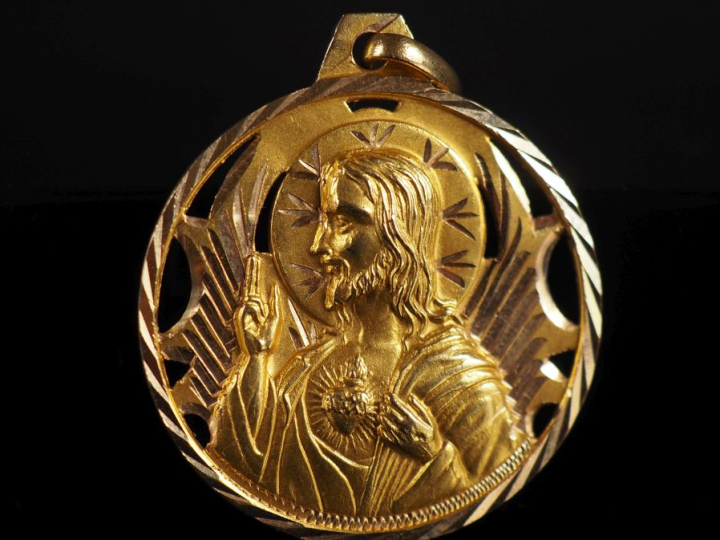 Médaille double face en or 750 gravé et ajouré Poids : 5,20 g   