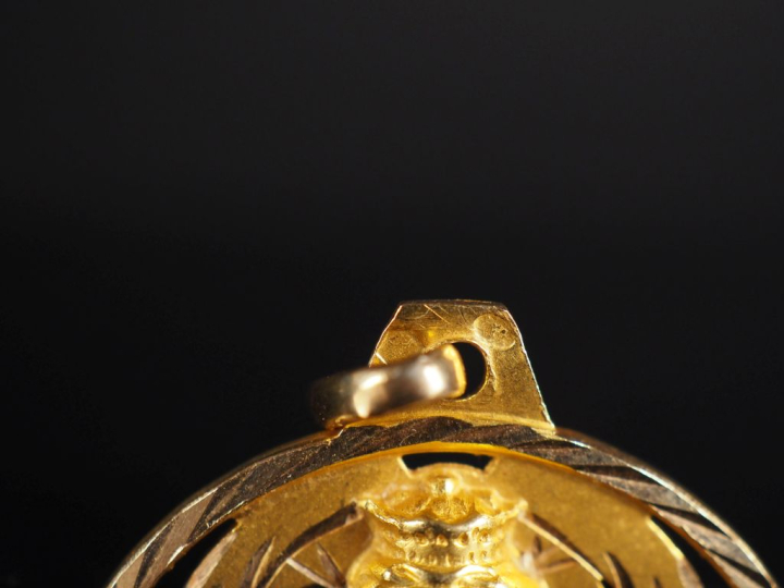 Médaille double face en or 750 gravé et ajouré Poids : 5,20 g   