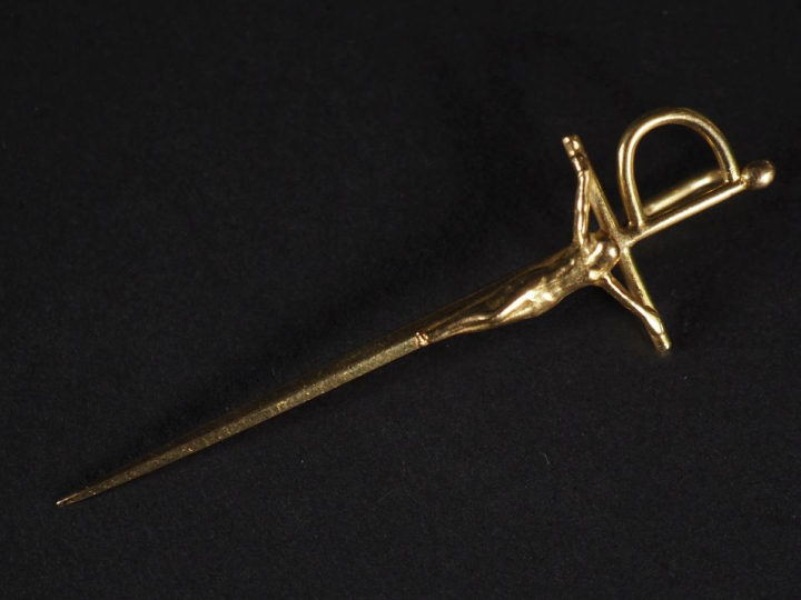 Broche en or 750 en forme d'épée de matador Poids : 2,85 g   