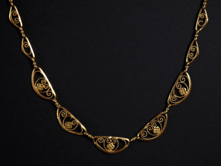 Collier draperie en or 750, maillons ovales ajourés et filigranés Poid