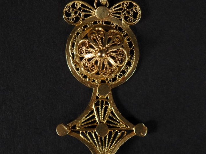 Pendentif en or 750 filigrané et ajouré Poids : 5,20 g   
