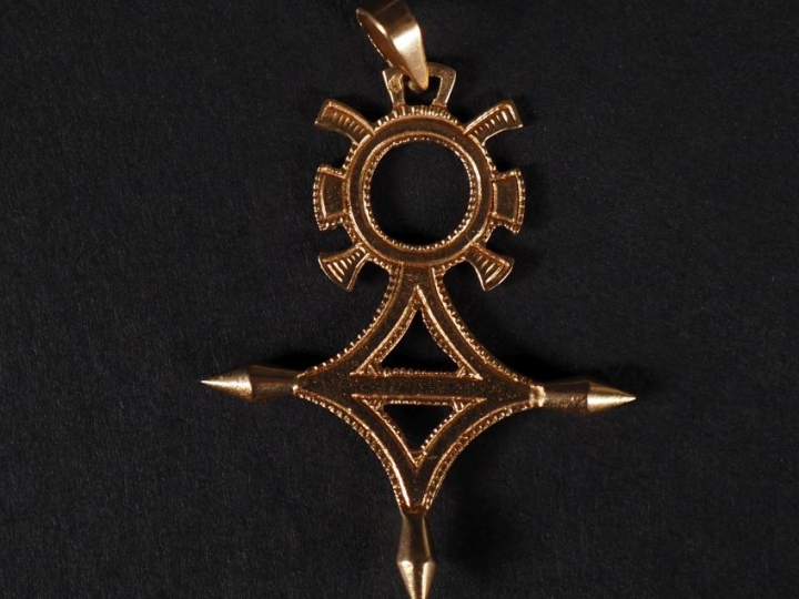 Croix africaine en or 750 Poids : 2,80 g   