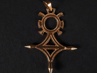 Vente aux enchères Croix africaine en or 750 Poids : 2,80 g   