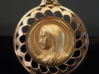 Vente aux enchères Médaille en or 750 "profil de Sainte Vierge" Poids : 6,90 g   