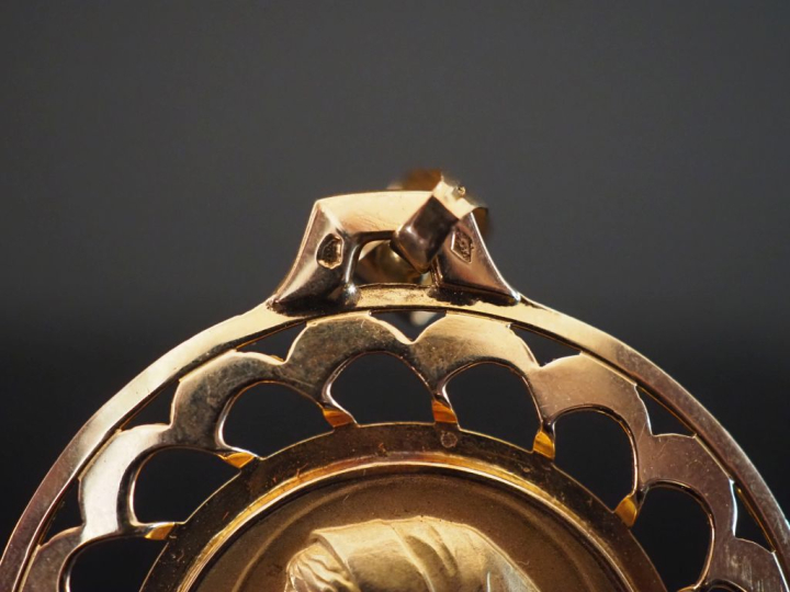Médaille en or 750 "profil de Sainte Vierge" Poids : 6,90 g   