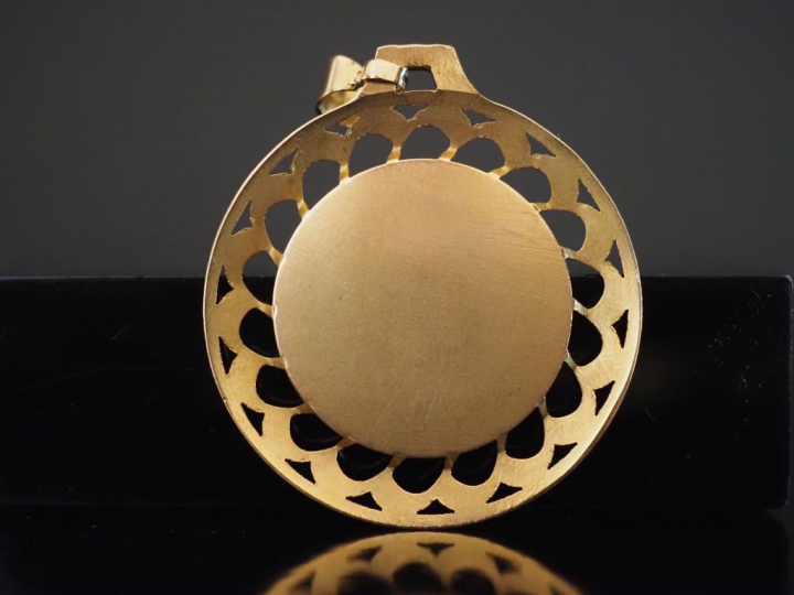 Médaille en or 750 "profil de Sainte Vierge" Poids : 6,90 g   