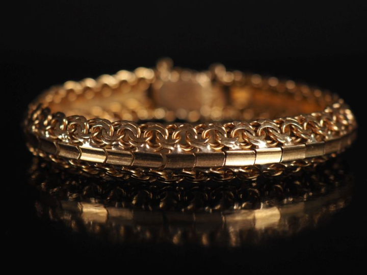 Bracelet en or 750, maille articulée et ajourée Poids : 30,70 g   