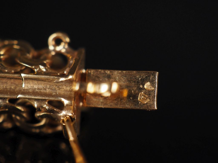 Bracelet en or 750, maille articulée et ajourée Poids : 30,70 g   