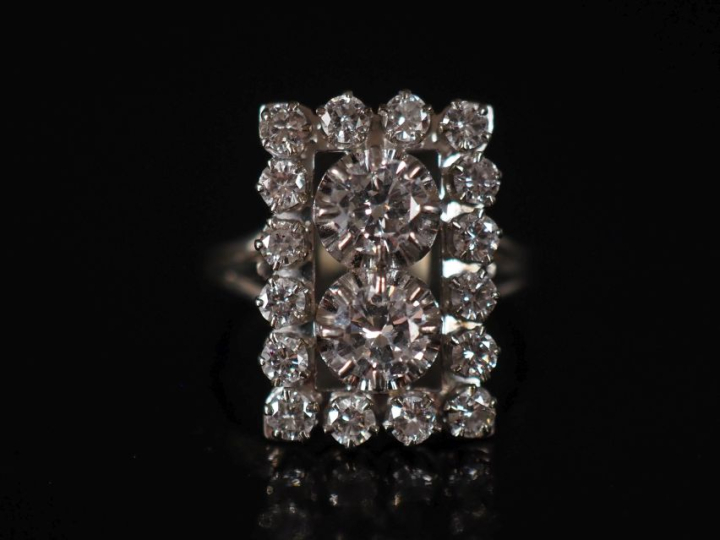 Bague en or blanc 750, deux diamants centraux pesant environ 0,2 cts e