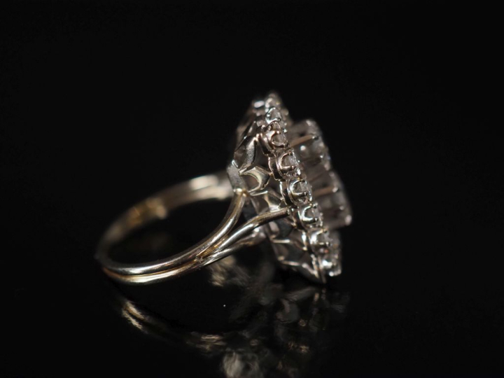 Bague en or blanc 750, deux diamants centraux pesant environ 0,2 cts e