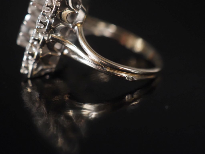 Bague en or blanc 750, deux diamants centraux pesant environ 0,2 cts e