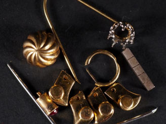 Vente aux enchères Débris d'or 750 Poids tel : 15,90 g   