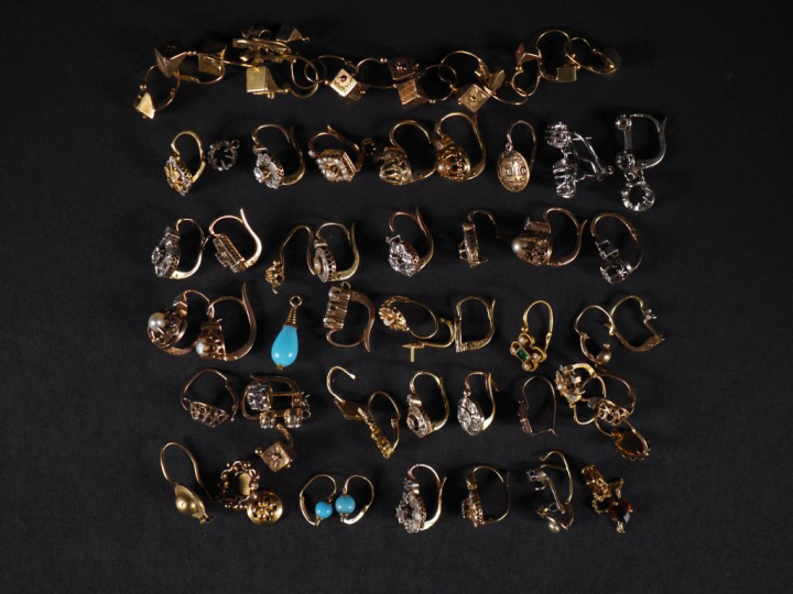 Ensemble de débris d'or 750 essentiellement des montures de perce orei