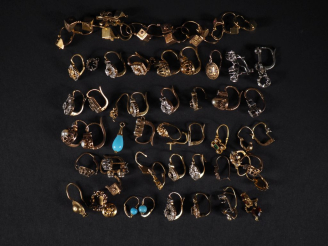 Vente aux enchères Ensemble de débris d'or 750 essentiellement des montures de perce orei