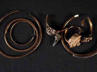 Vente aux enchères Ensemble de débris or 750 Poids tel : 8,50 g   