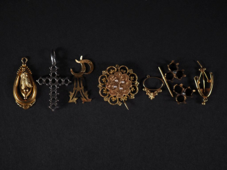 Vente aux enchères Ensemble de débris d'or 750 Poids : 11 g on y joint une broche en or e