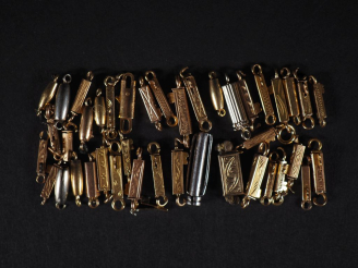 Vente aux enchères Ensemble d'attaches de collier ou éléments de fermoir en or 750 Poids 