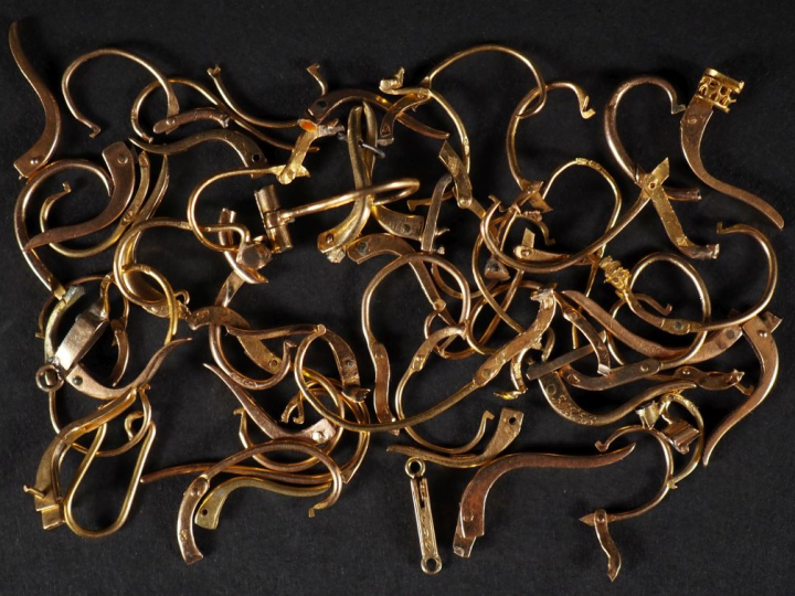 Ensemble d'attaches de perce oreilles en or 750 Poids : 15,5 g   