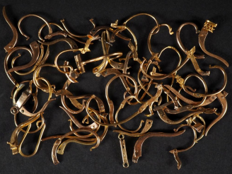 Vente aux enchères Ensemble d'attaches de perce oreilles en or 750 Poids : 15,5 g   