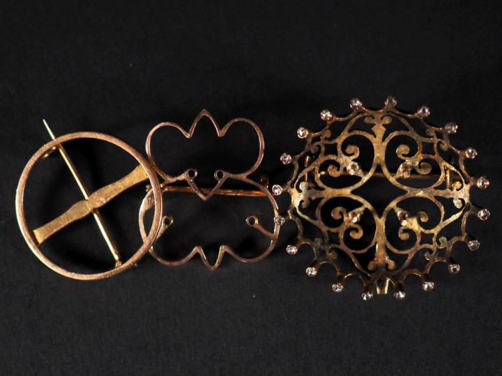 3 montures de broche en or 750 Poids tel : 15,50 g   