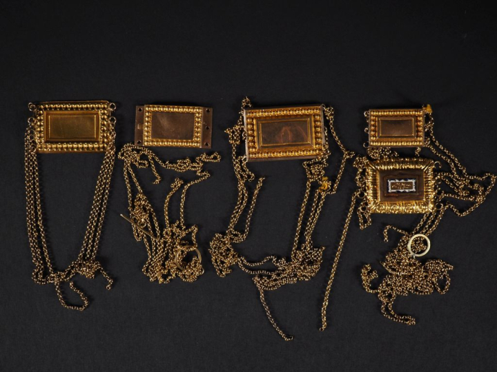 Fragments de sautoir Napoléon III en or avec débris de chaines en or 7