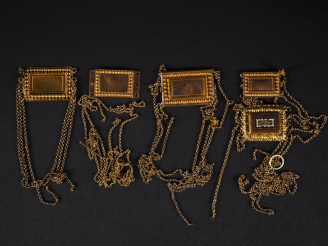 Vente aux enchères Fragments de sautoir Napoléon III en or avec débris de chaines en or 7