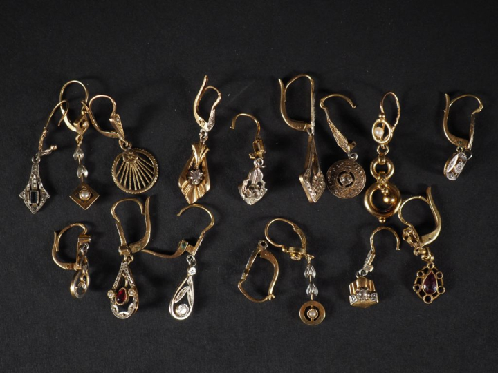 Eléments de pendentifs en or, olives et pendeloques, débris.  750 et 5