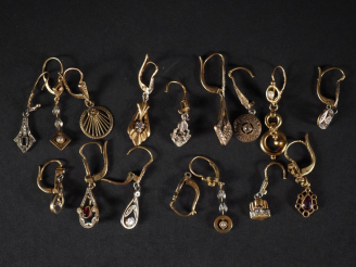 Vente aux enchères Eléments de pendentifs en or, olives et pendeloques, débris.  750 et 5