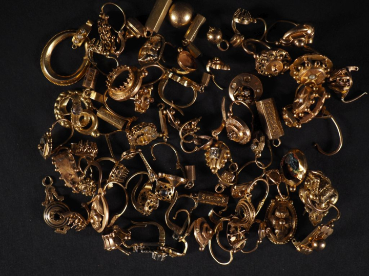 Eléments de montures et de perce oreilles en or. 18 K et 14 K.  Poids 