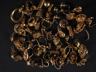 Vente aux enchères Eléments de montures et de perce oreilles en or. 18 K et 14 K.  Poids 