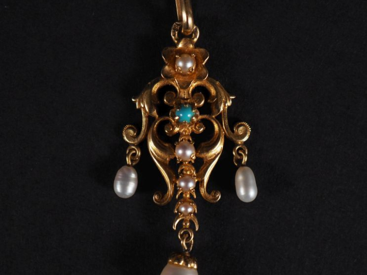 Pendentif Napoléon III en or 750 et perles Poids tel : 5 g   