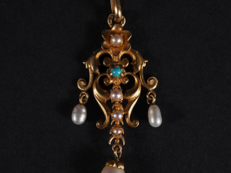 Vente aux enchères Pendentif Napoléon III en or 750 et perles Poids tel : 5 g   