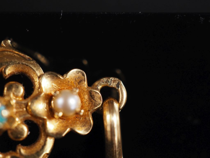 Pendentif Napoléon III en or 750 et perles Poids tel : 5 g   