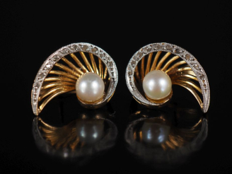 Vente aux enchères Paire de perces oreilles en or, perles et éclats de diamant en forme d