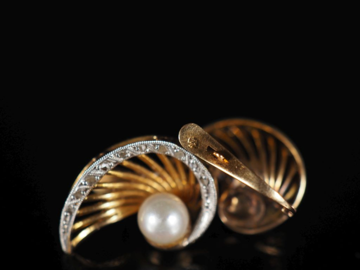 Paire de perces oreilles en or, perles et éclats de diamant en forme d