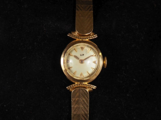 Vente aux enchères Montre de dame en or et bracelet or Poids tel : 26,84 g   