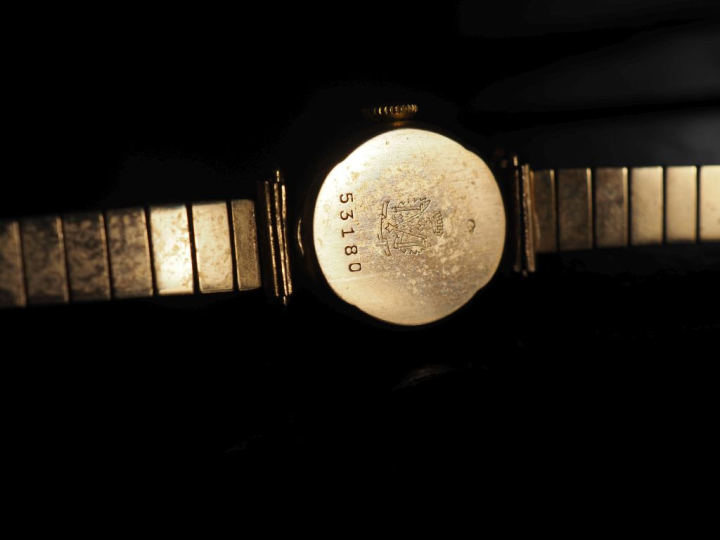 Montre de dame en or et bracelet or Poids tel : 26,84 g   