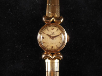 Vente aux enchères OMEGA.  Montre de dame en or 750, bouton poussoir 14 K Poids tel : 39 